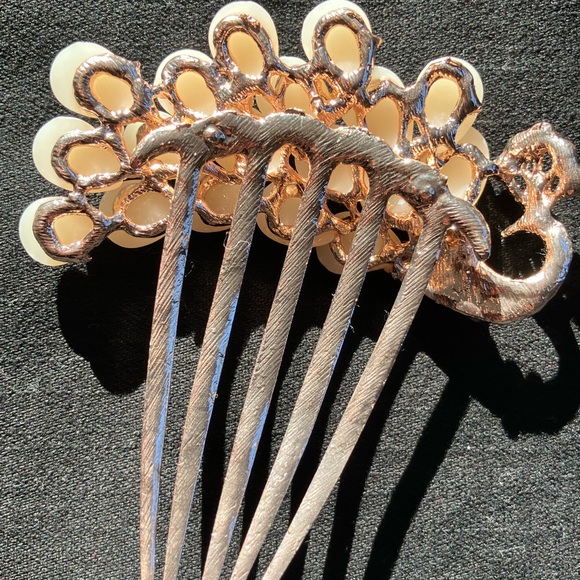 Peacock hair pin with pearls and iridescent rainbow stones - Picture 3 of 4
